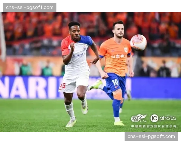 京沪大战半场：山东泰山1-1上海申花，张玉宁、路易斯分别建功